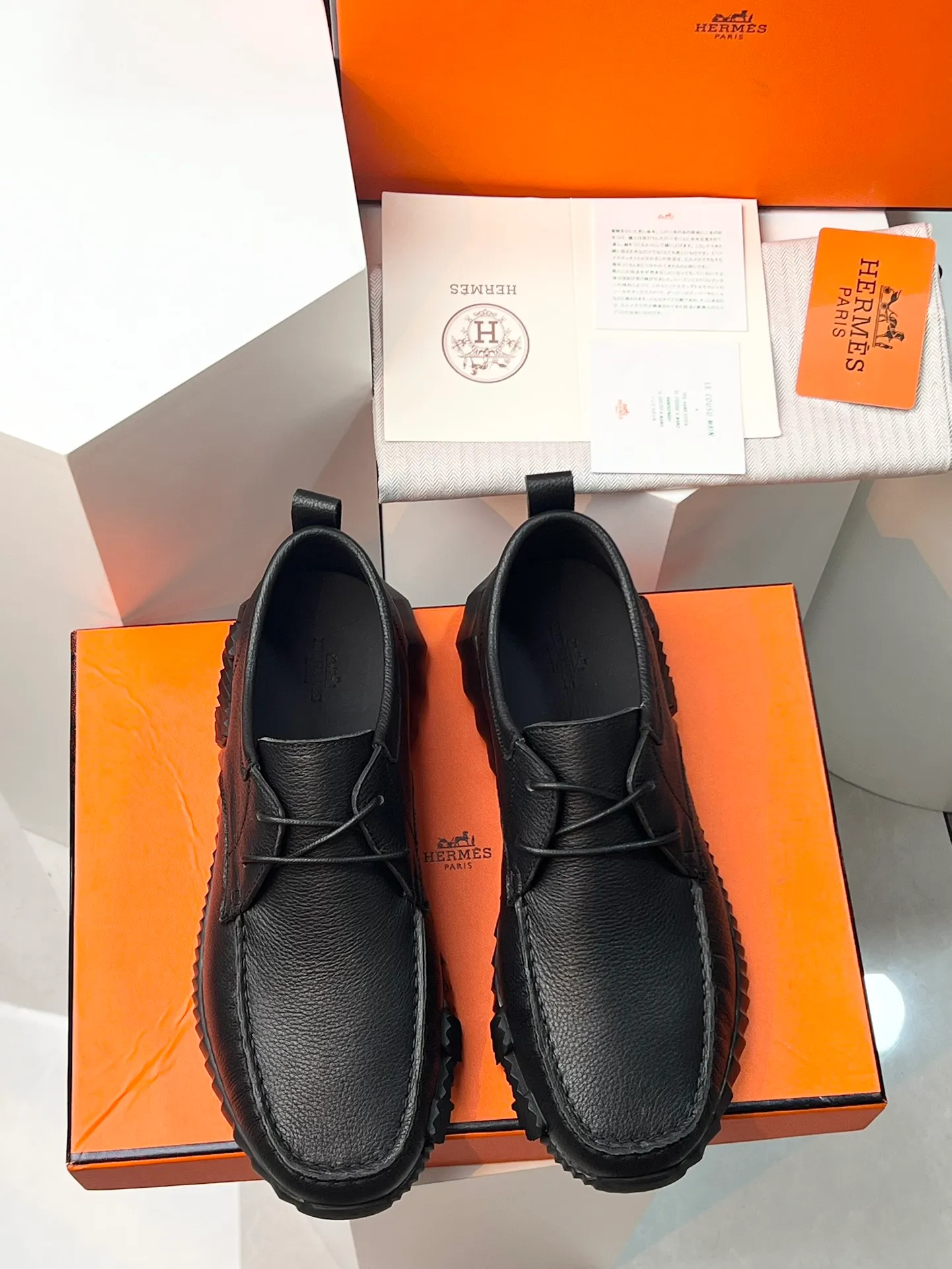 PP660【Hermes】fe new arrival~New Bouncing sneakers are the most comfortable shoes from Hermès. They are extremely light on the feet and look great. You won’t feel tired even when you go shopping and running around👍. They are light and comfortable. They are extremely light. They are perfect for both sports and leisure. They feel great when you step on them! It’s up to you to choose, there’s always what you want~ ✔️Fabric: Imported first-layer cowhide ✔️Inner lining: Imported water-dyed cowhide ✔️Outsole: Seamless combination of IP+TPU (multi-color letters) German technology irradiation machine ✔️Code number: Male 38-44 (45 customized)